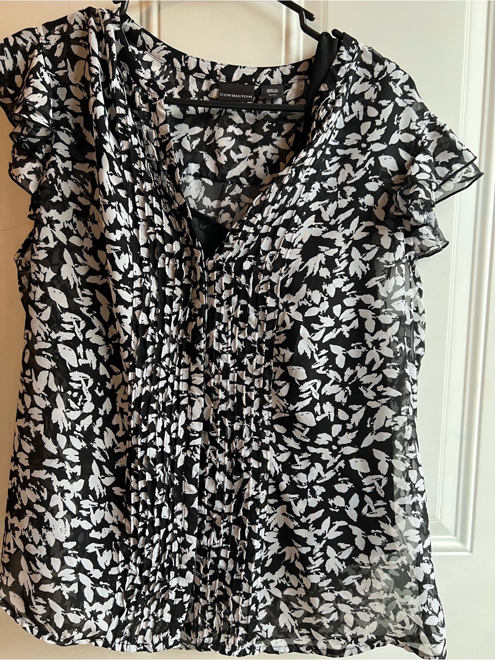 Covington Black & White Floral Pleated V-Neck Flutter Sleeve Blouse